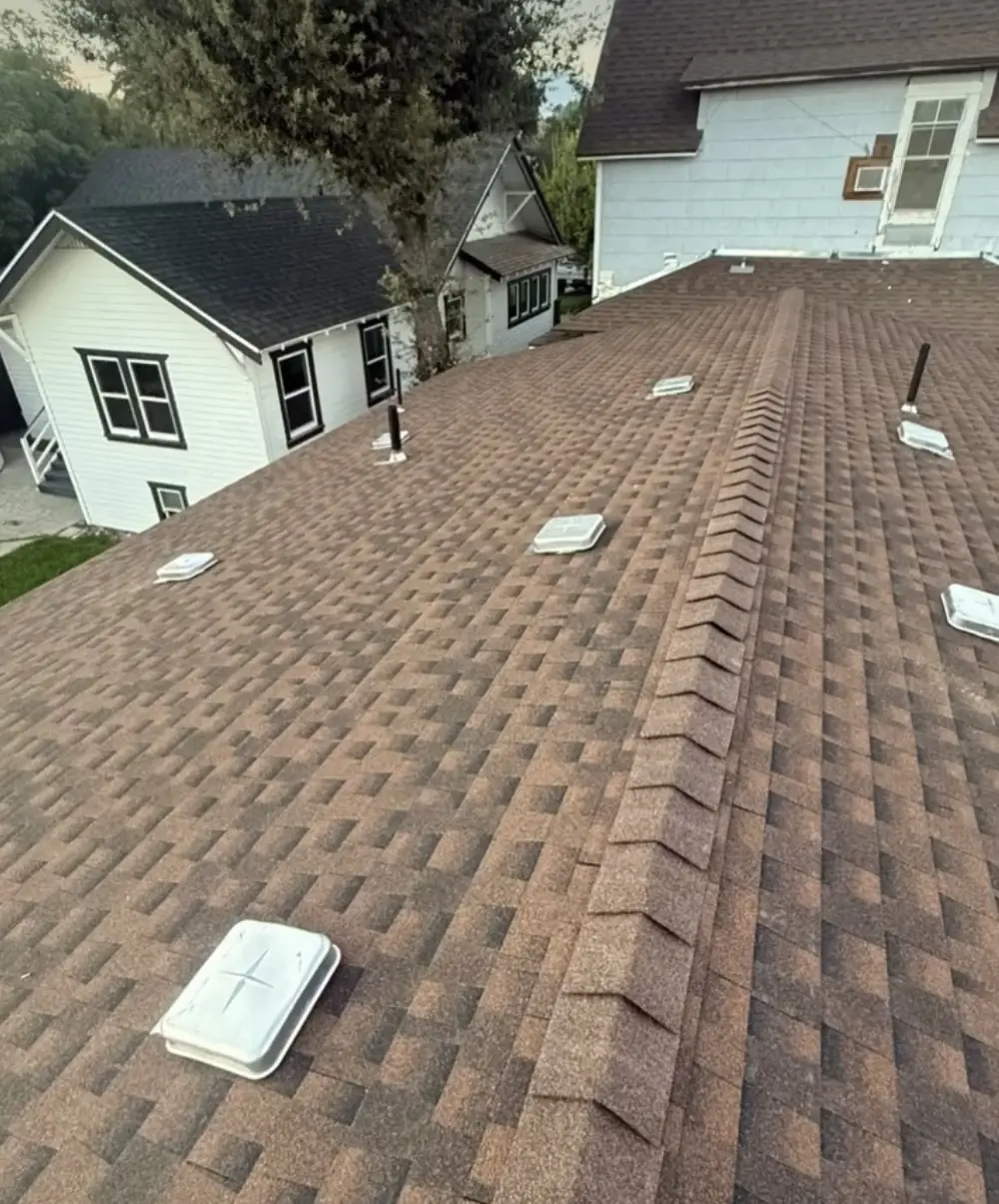 Techo de shingle terminado por MC Roofing Massive en Orange County
