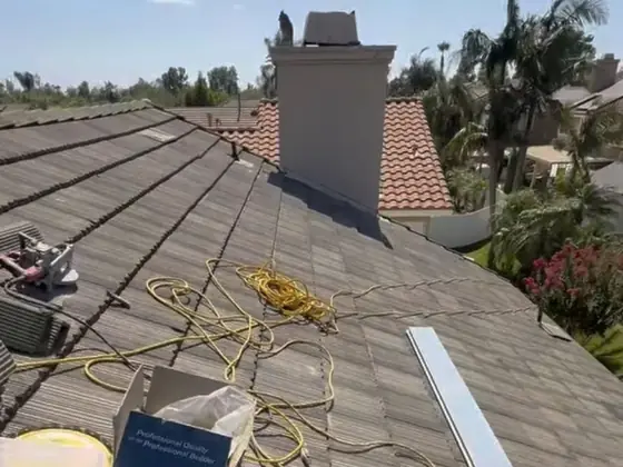 Techo de teja de concreto reparado por MC Roofing Massive