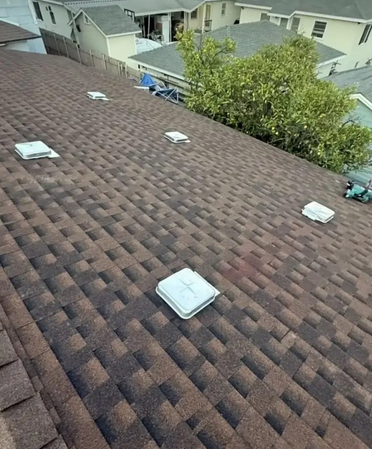 Techo de shingle terminado con respiraderos
